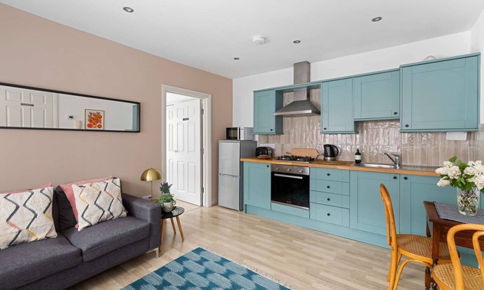 Roath Apartamento | Contemporary Apt with Balcony by Black Door Stays