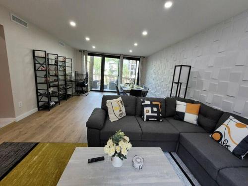 North Forest Beach Villa | Contemporary bliss-newly renovated cozy villa!