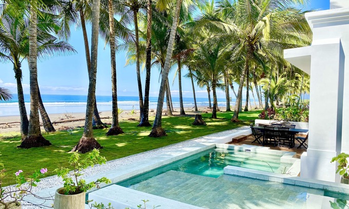 Playa Hermosa Condominio | contemporáneo-playa-frente-gem-cerrada-comunidad-derecha-en-el-agua con piscina!