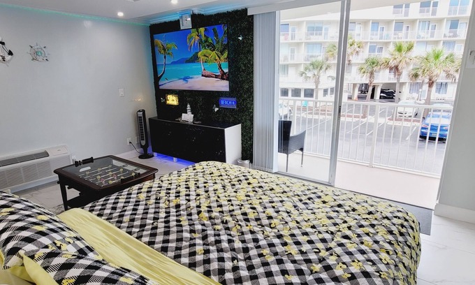 Bostwick Park Condominio | Contemporary Beachside Condo