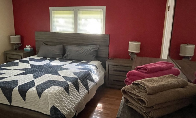 West Hyannisport Casa | Contemporary Beach Cottage. Sleeps 8. Central AC/Heat. Beach pass included.