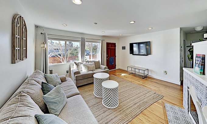 Bay Ho Casa | Contemporary Bungalow: Game Room, Fireplace & Fruit Trees ' 10 Mins to Beach