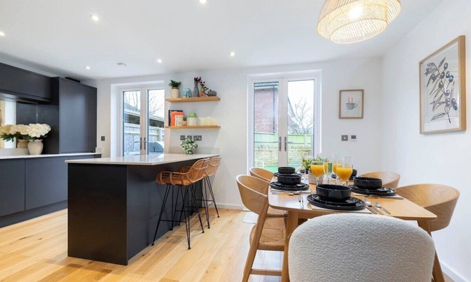Charlton Kings Casa | Stunning Castleton Villas