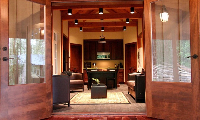 Salt Spring Island Cabina | Contemporary Cottage with Private Forest Backyard. Steps to Sea & Pet-Friendly!