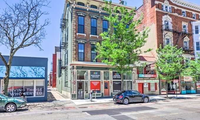 Central Business District Apartamento | Contemporary Cincinnati Condo - Pets Allowed!