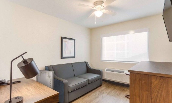 Merry Oaks Casa | Contemporary Comfort and Convenience! Free Breakfast, Minutes to Nissan Stadium