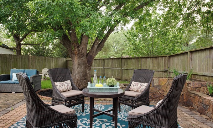 Barker Casa | Contemporary Comfort with Quick WiFi and a Gorgeous Backyard