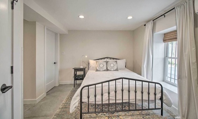 Petworth Condominio | Contemporary Condo in Quiet Locale!