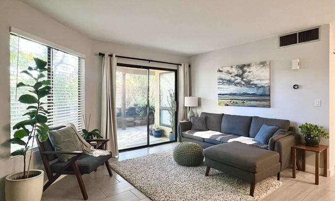 Tucson Condominio | Contemporary Condo with Private Garden Patio and Pool Access