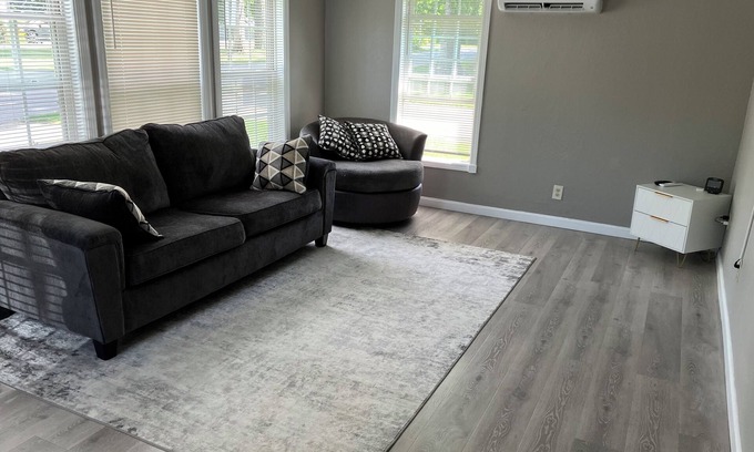 Conneaut Lakeshore Cabaña | Contemporary Cottage Located Near Conneaut Lake