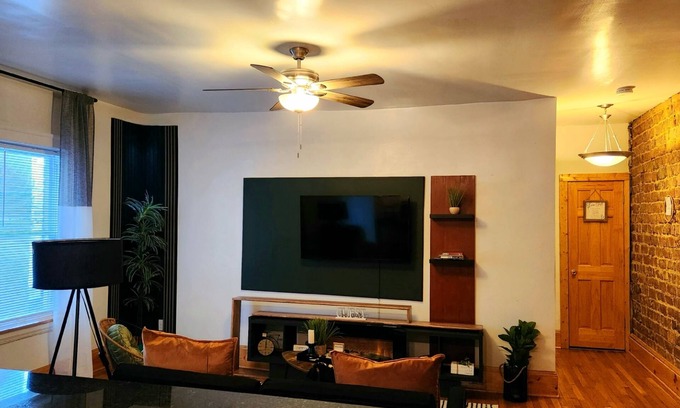 Cleveland Apartamento | Contemporary Coventry:1 bd w Fireplace. NEAR Case, Cle Clinic, UH, downtown!