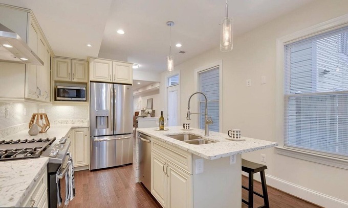 Old Town West Casa | Contemporary, Cozy, & Convenient in Old Town Alexandria