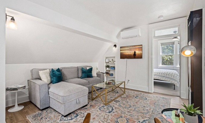 Old Town Apartamento | Contemporary Craftsman Steps to Old Town