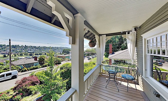 Southeast Magnolia Casa | Contemporary Craftsman: Skyline Views, A/C, Epic Outdoor Entertaining Space