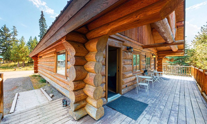 Lac Le Jeune Cabina | Contemporary, dog-friendly log cabin with private deck & full kitchen