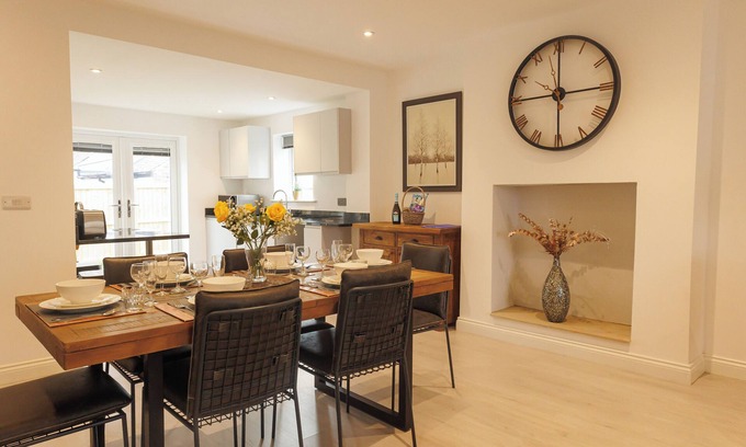 Harrogate Casa | Contemporary & elegant, 3-bedroom house a short walk from Harrogate's center.
