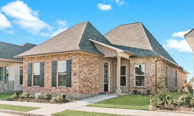 Lake Charles Casa | Contemporary| Fast Wifi| Comfortable