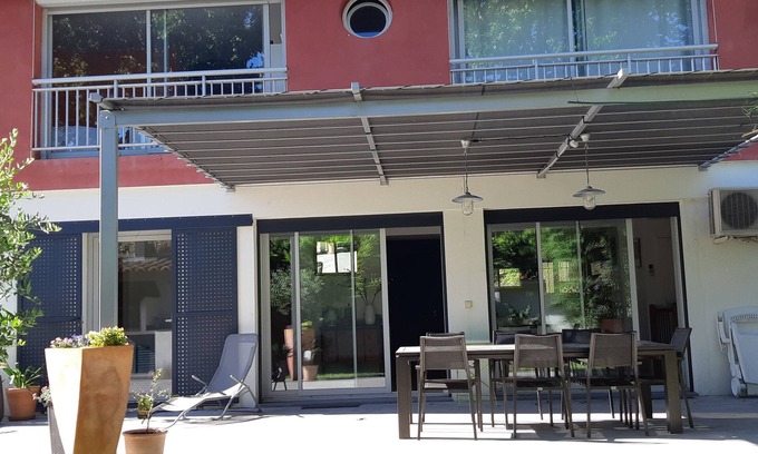 Pont-Saint-Esprit Casa | Casa contemporánea en el corazón de la Provenza
