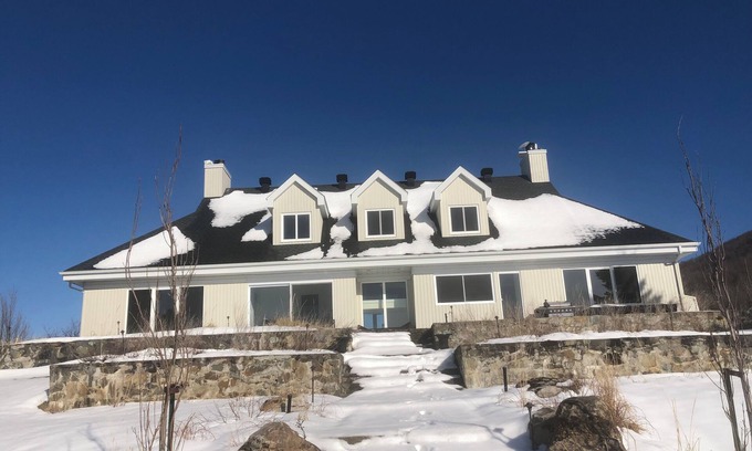 Potton Chalet De Esquí | Contemporary, fully renovated ski chalet in magnificent Potton.