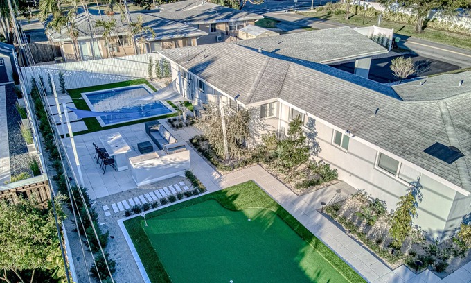 South Corals Casa | Contemporary gem near the beach with private heated pool & putting green