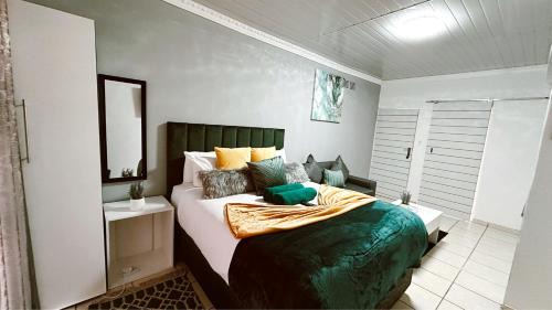 Newcastle Apartamento | Contemporary Gem: Studio with Serene Pool View