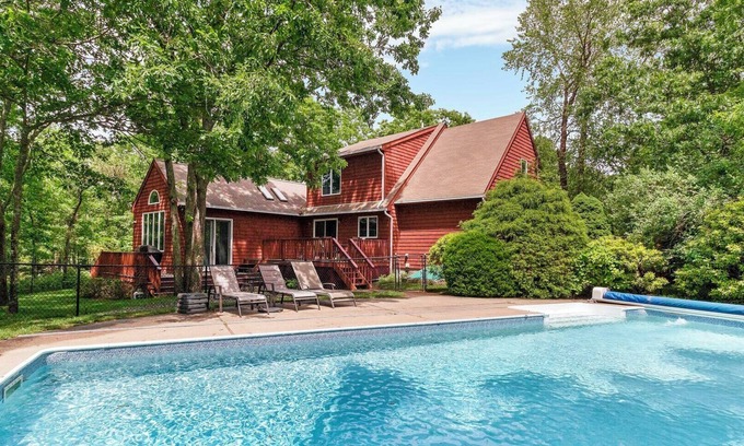Hampton Bays Casa | Contemporary Hampton Bays home on one acre of manicured lawn, private pool,...