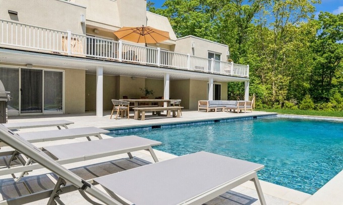 Northwest Harbor Villa | Contemporary Hamptons Getaway