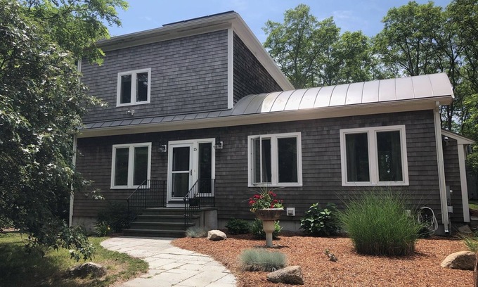 Wellfleet Casa | Contemporary Home Near Lieutenant's Island (CS0009)