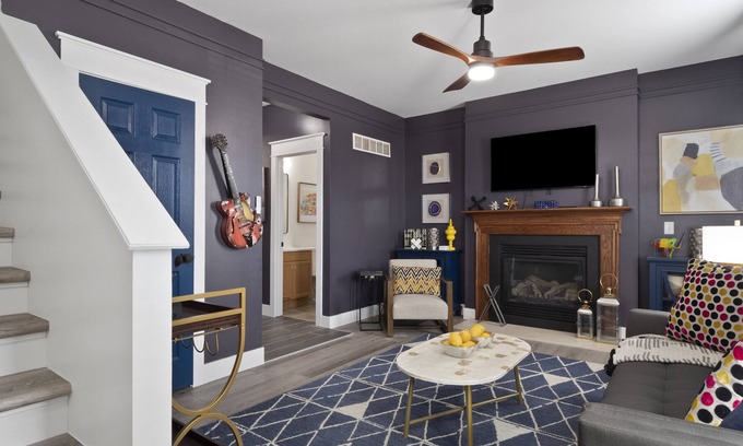 The Gate Casa | Contemporary Home | Sleeps 12 | Close to Downtown