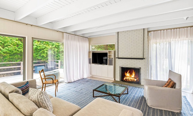 Beach Hampton Casa | Contemporary home w/ central AC, high-speed WiFi, full kitchen, & furnished deck