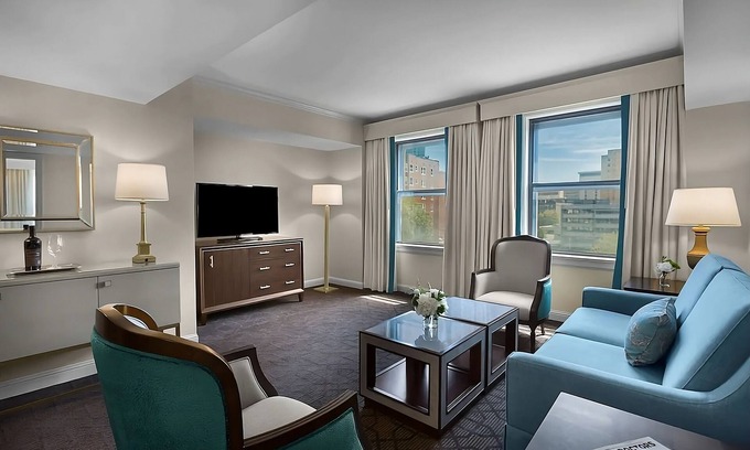 Central West End Apartamento | Contemporary Hotel in Central West End district! Parking, Pool & Cinema Onsite!