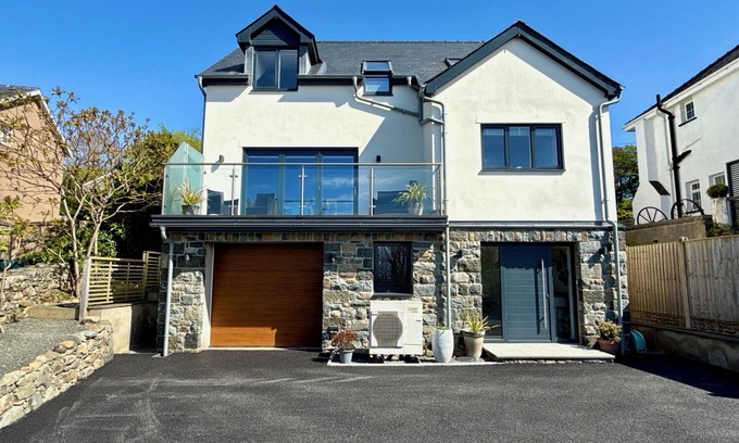 Dyffryn Ardudwy Casa | Contemporary House, distant sea views and lovely sunsets.