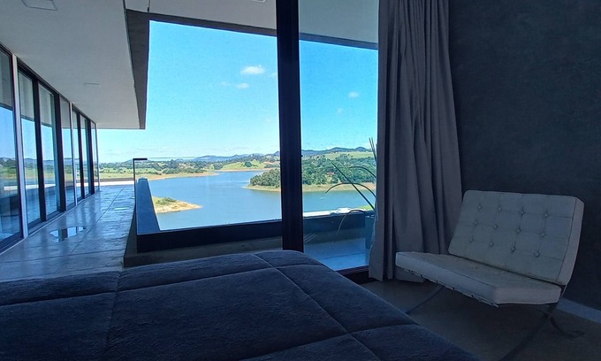 Joanopolis Casa | CONTEMPORARY HOUSE IN CLOSED CONDOMINIUM OVERLOOKING THE DAM