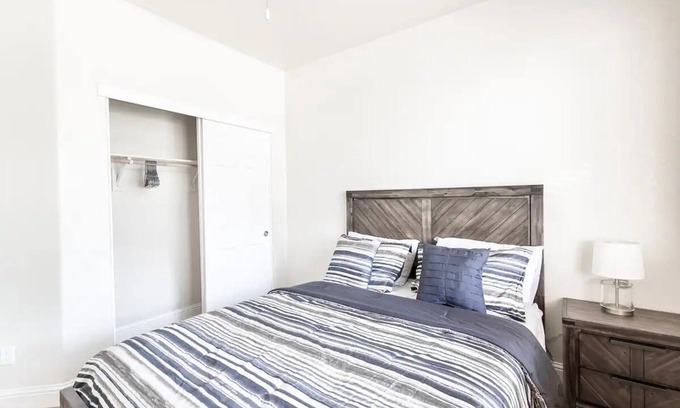 Elk Grove Casa | Contemporary house in a great location.