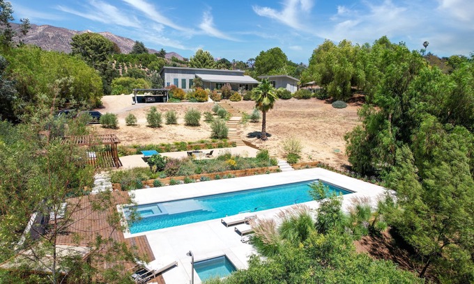 Meiners Oaks Casa | Casa modernista recién reconstruida y estudio de invitados en la colina con increíbles vistas