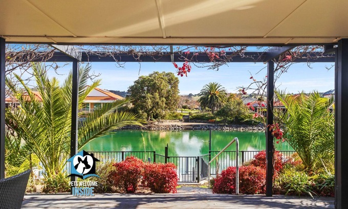 Encounter Bay Cabina | Contemporary Lakeside Stunner – 3 bedrooms & jetty
