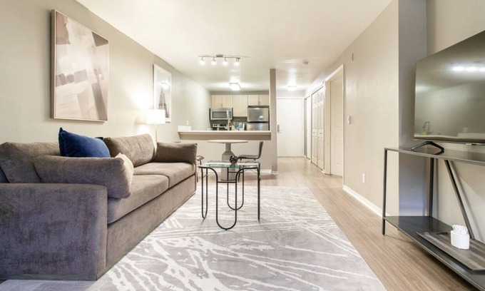 Belltown Apartamento | Contemporary large 1BR, in unit Washer/Dryer, parking with all amenities!
