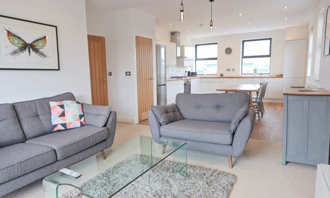 Southville Apartamento | Contemporary Large 2 Bedroom Apartment with Parking