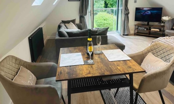 St Albans Apartamento | Contemporary Loft Annexe in spacious grounds next to golf club.