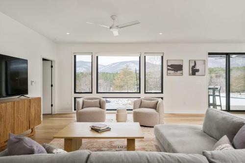 Afton Casa | Contemporary Mountain Holiday Home with Hot Tub