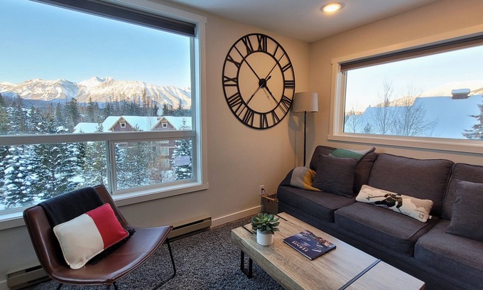 East Kootenay Condominio | Contemporary | Mountain View | Walk to Resort & Trails | Portable AC