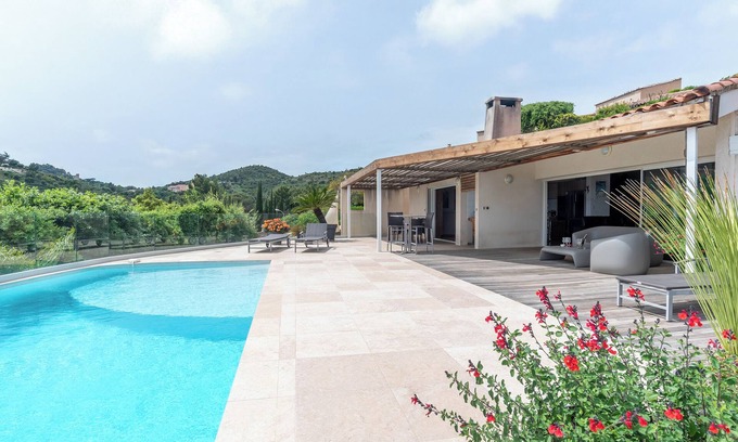 Hyeres Villa | Villa contemporánea con piscina y vistas al mar frente a las islas de Porquerolles y Port Cros