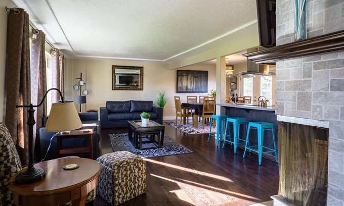 Hazelwood Casa | LEGAL 5 habitaciones / 3 baños 3100 pies cuadrados Acceso rápido a todo Portland tiene para ofrecer