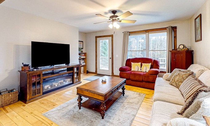 Eden Casa | Contemporary ranch with birch wood flooring, grill, & jetted tub - near skiing