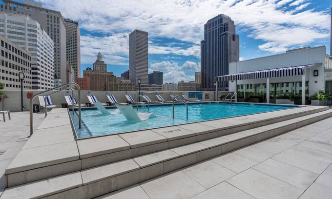 Milan Apartamento | Contemporary Room w/ Rooftop Pool & City Views Near Superdome – Vibrant Stay