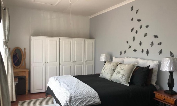 Ekurhuleni Apartamento | Contemporary Stay at Giraffe Cottage