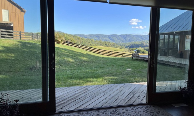 Lexington Apartamento | Contemporary studio on horse farm in the mountains of the National Forest