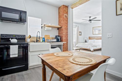 Central Oklahoma City Casa | Contemporary Studio With City Access #03c