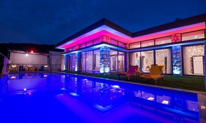 Uzumlu Villa | Villa de luna de miel de estilo contemporáneo con piscina aislada y piscina cubierta climatizada