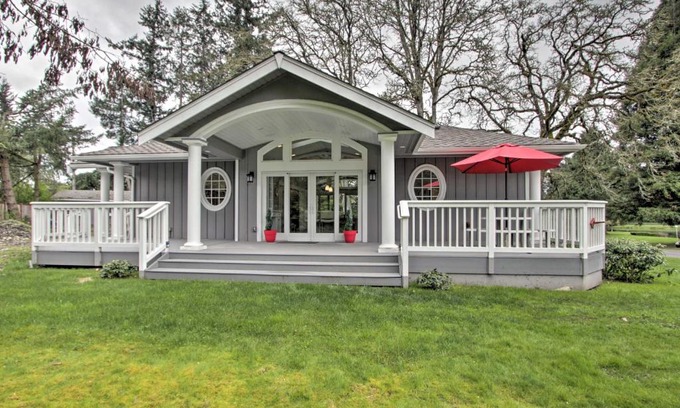 Parkland Casa | Contemporary Tacoma Cottage with Deck and Pond!
